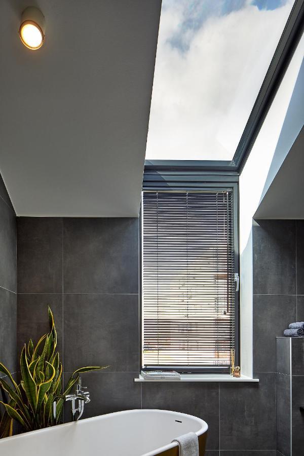 タリンHigh Ceiling Loft With Its Own Backyard And A Terraceアパートメント エクステリア 写真