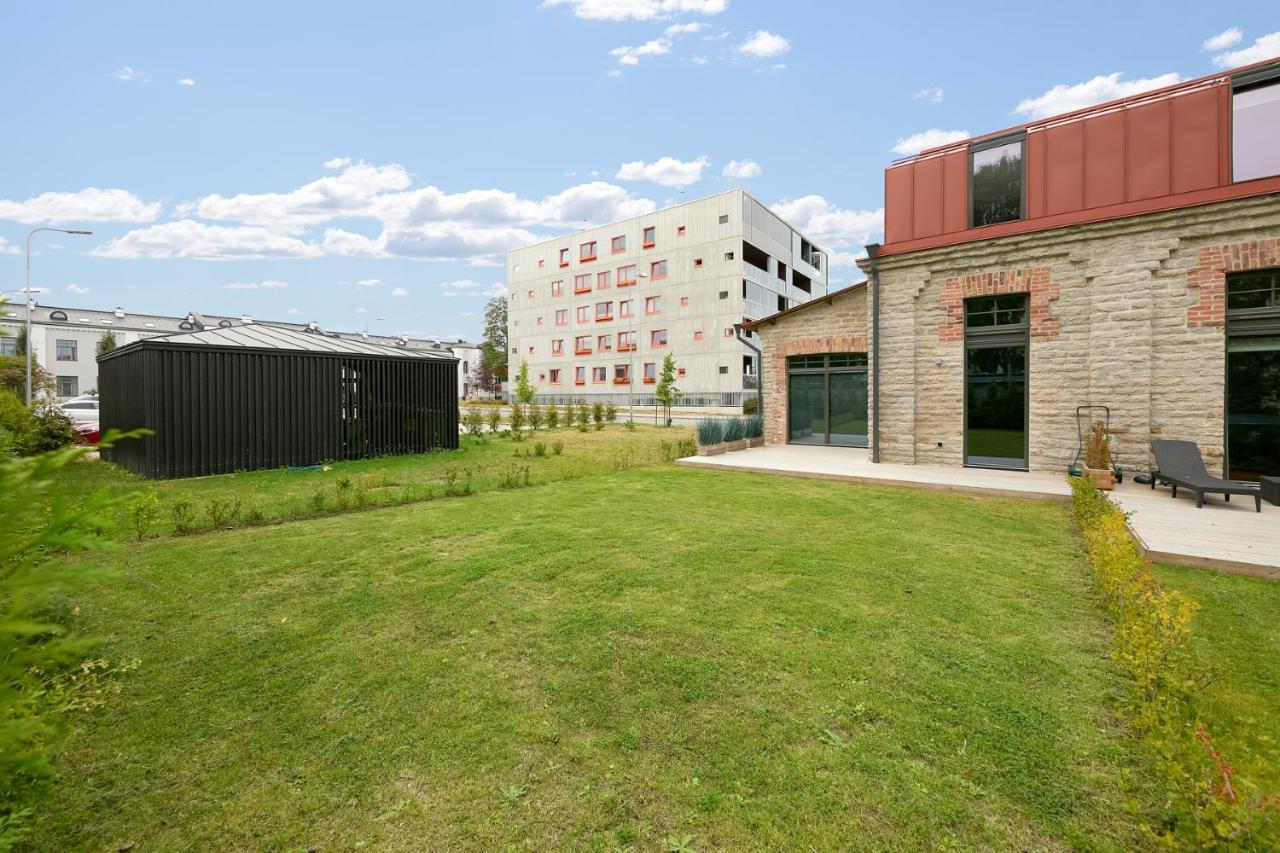 タリンHigh Ceiling Loft With Its Own Backyard And A Terraceアパートメント エクステリア 写真