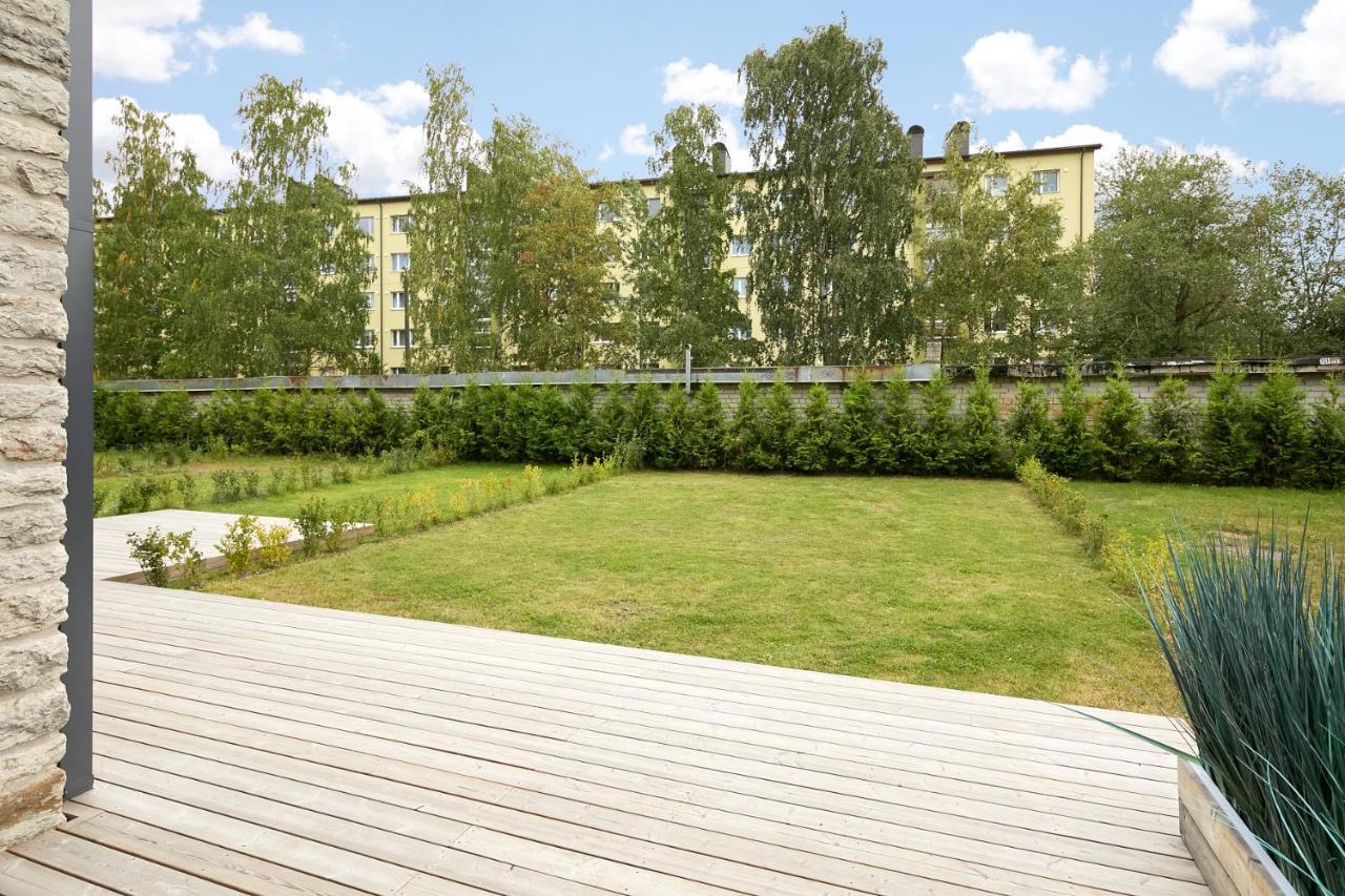 タリンHigh Ceiling Loft With Its Own Backyard And A Terraceアパートメント エクステリア 写真